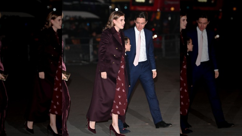 Beatrice porte un Bourgogne à Noël à Londres