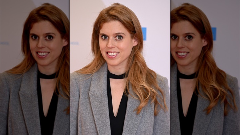 Béatrice porte un haut noir découpé