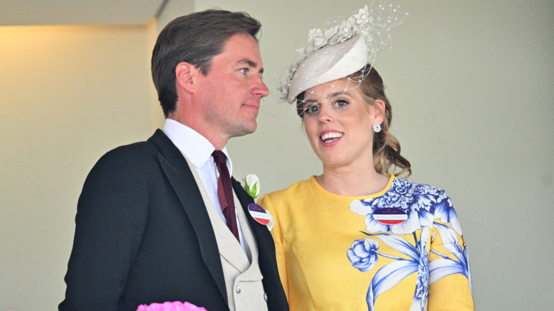 Béatrice porte Fuscia à côté du prince Harry