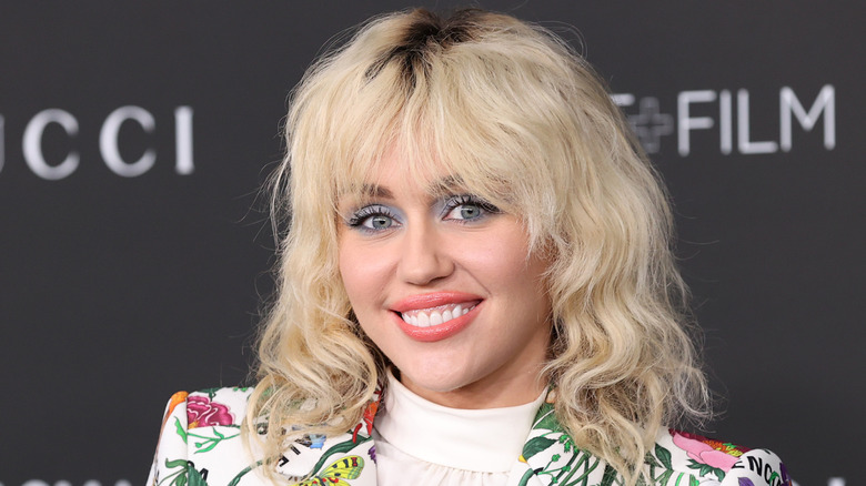 Miley Cyrus portant ses cheveux dans un shag blonde
