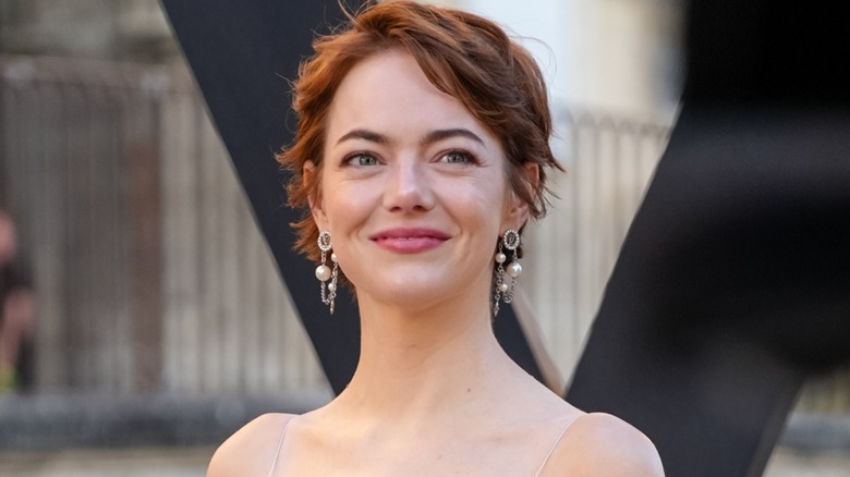 Emma Stone souriante sur le tapis rouge en 2025