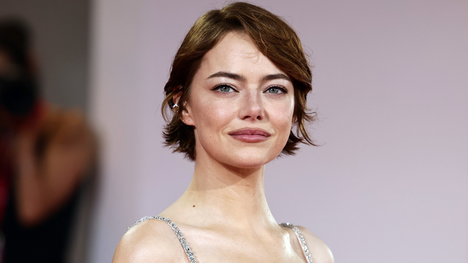 Les photos côte à côte de la transformation du visage d'Emma Stone sont frappantes