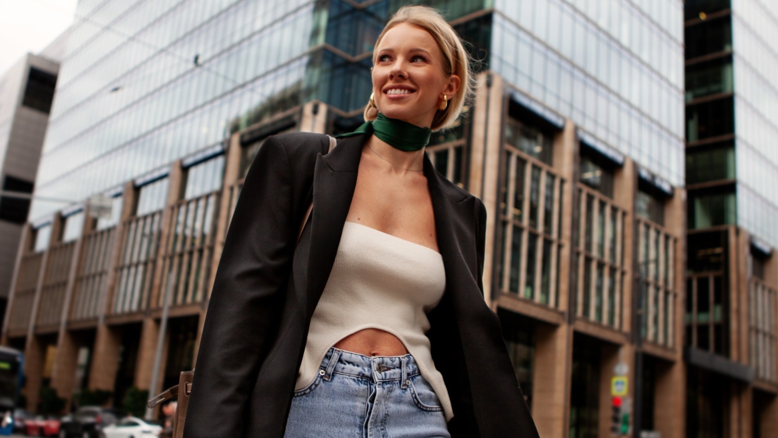 Vos tenues blazer avec jean bénéficient d'une mise à niveau 2025 avec ce choix de chaussures