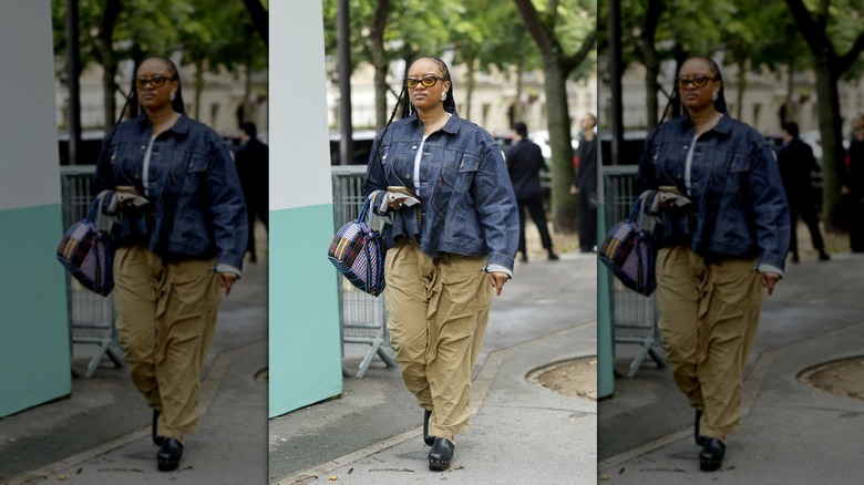 Un invité à la Fashion Week de Paris