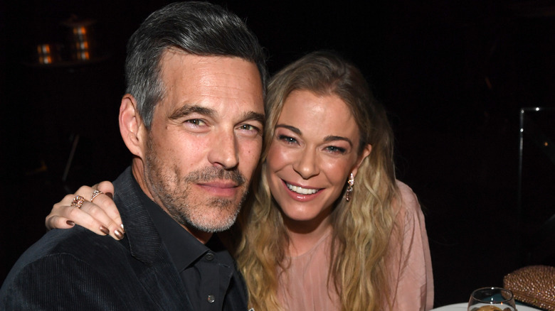 LeAnn Rimes et Eddie Cibrian souriant pour une photo