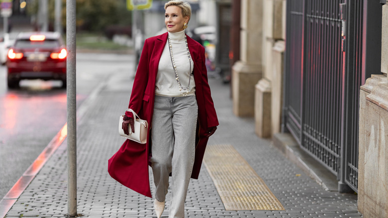 Femme dans un long manteau rouge