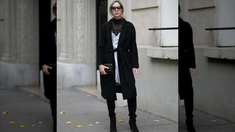 Femme portant une robe nuisette sur un col roulé