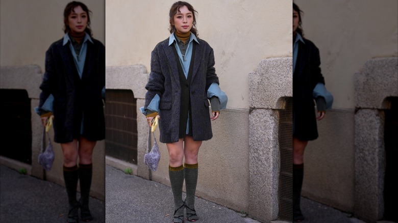 Femme portant une tenue superposée