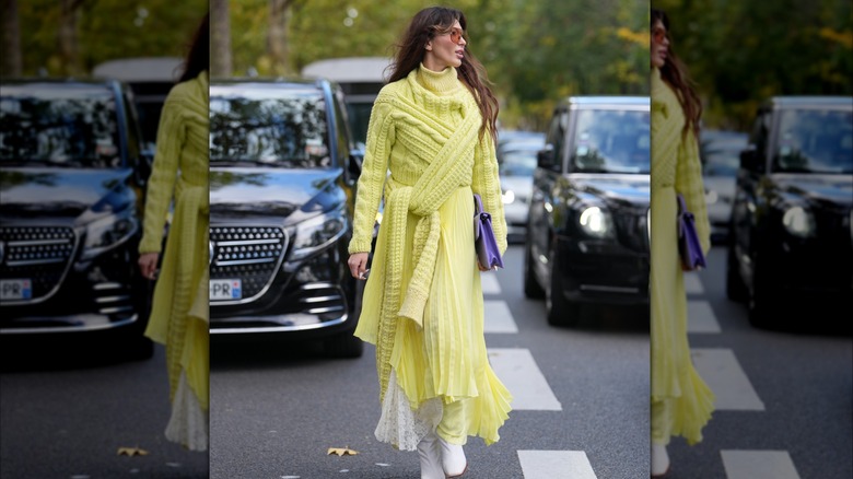 Femme portant un gros pull à col roulé