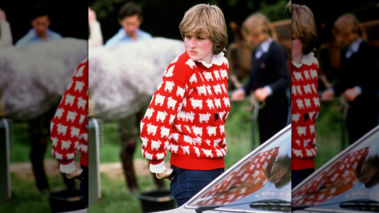 La princesse Diana portait un pull rouge avec un mouton blanc et un mouton noir dessus en juin 1981