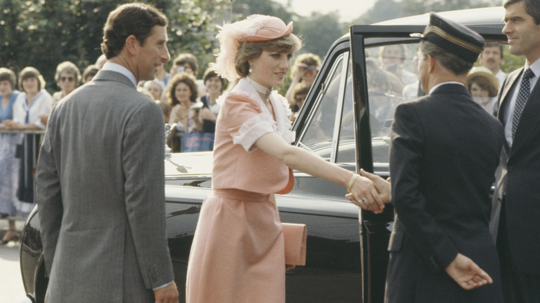 La princesse Diana serrant la main d'un chauffeur à la gare de Romsey avant de partir pour sa lune de miel en 1981