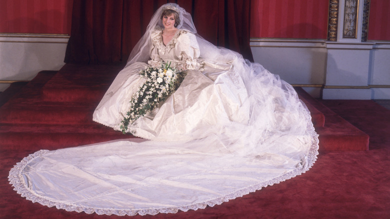 La princesse Diana assise dans sa robe de mariée en 1981