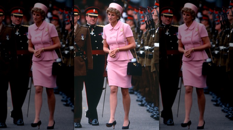 La princesse Diana portant un costume rose Versace et un chapeau pilulier en 1995