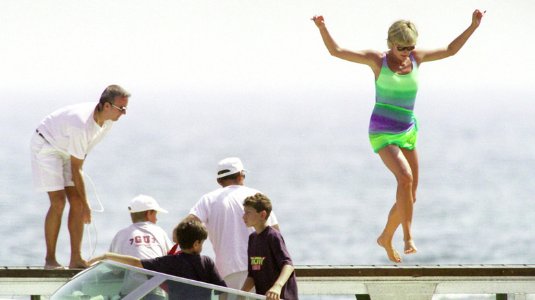 La princesse Diana sautant sur un bateau à Saint-Tropez en juillet 1997