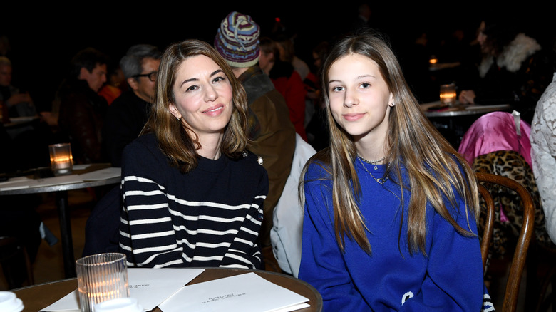 Une adolescente Romy Mars portant un pull bleu et