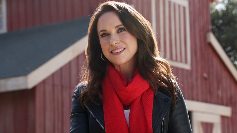 Lacey Chabert porte un foulard dans un film
