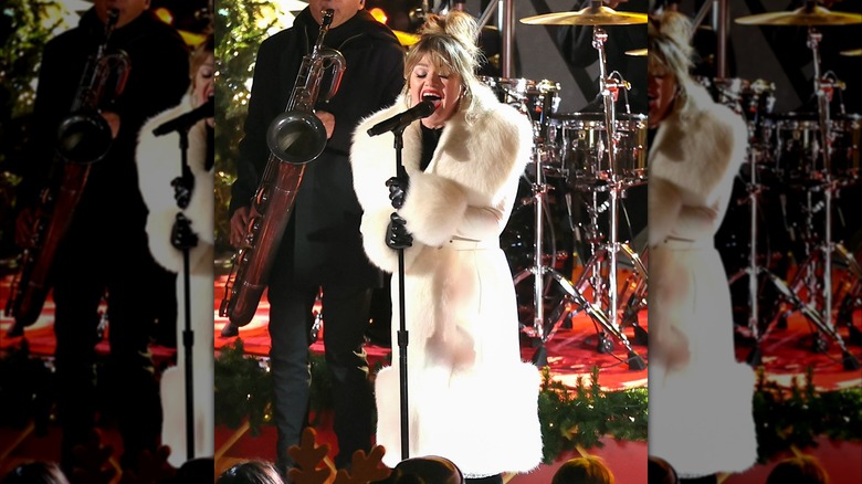 Kelly Clarkson chante en 2023