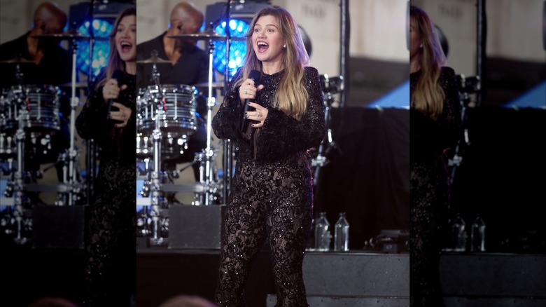 Kelly Clarkson se produisant en 2025