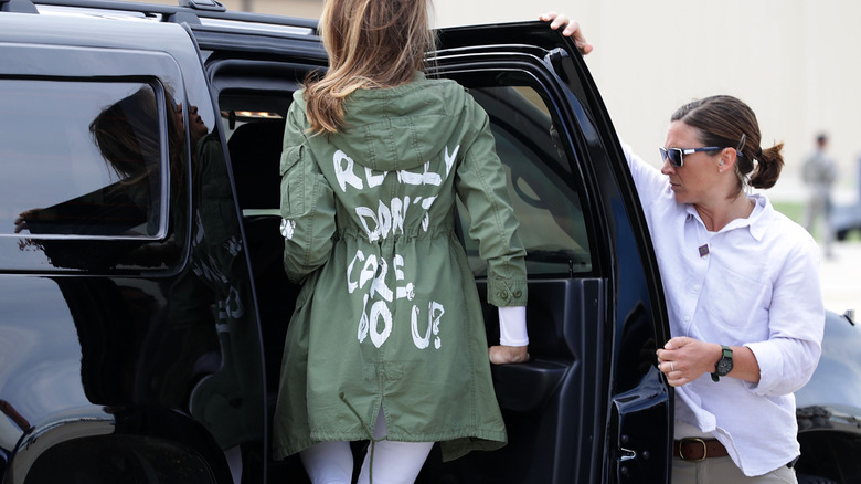 Melania Trump monte dans un SUV noir avec sa veste verte