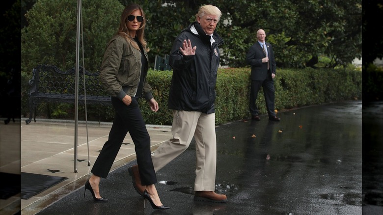 Melania et Donald Trump quittent la Maison Blanche avec Melania en talons noirs