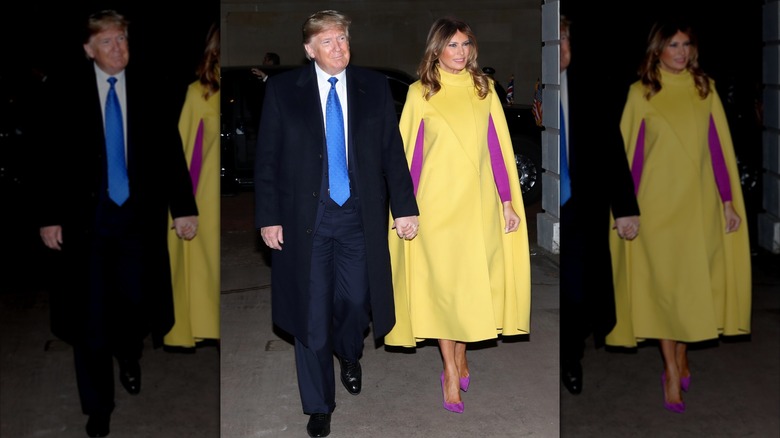 Donald Trump tient la main de Melania Trump dans une cape jaune