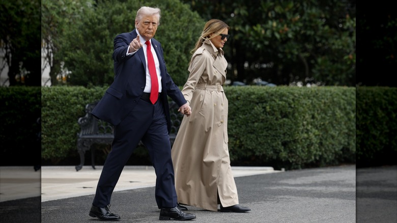 Donald et Melania Trump en Angleterre avec Melania dans un long trench-coat