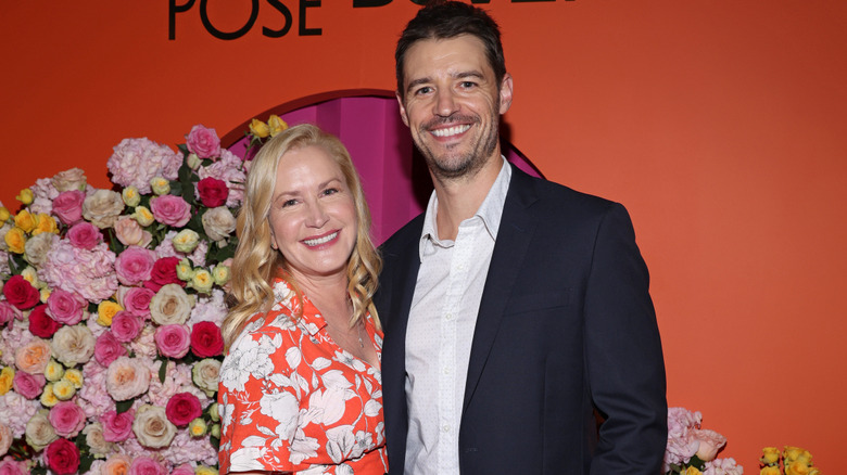 Angela Kinsey et Joshua Snyder sur un tapis rouge