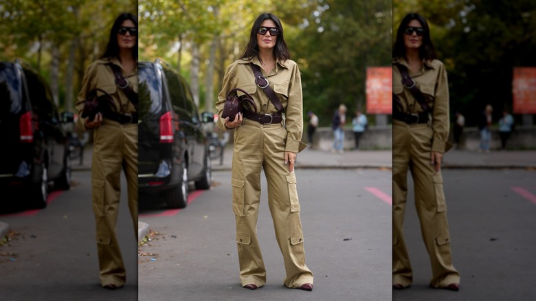 Femme portant un pantalon cargo et une chemise kaki