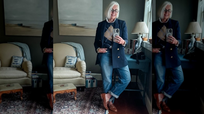 Femme portant un pull et un blazer à losanges