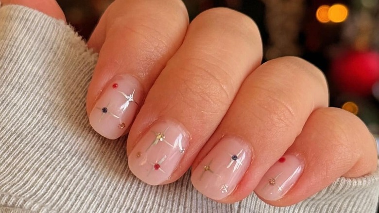 Ongles en pointillés scintillants