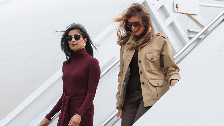 Usha Vance et Melania Trump descendent d'un avion