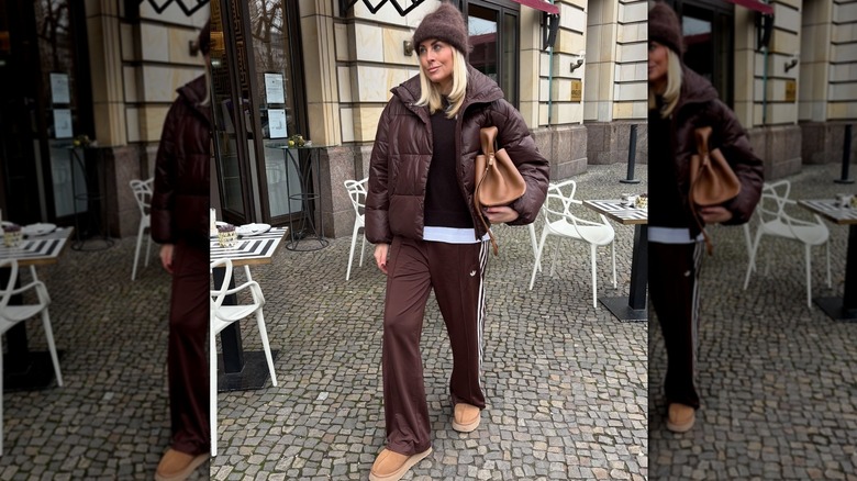 Une femme dans un look doudoune marron monochrome