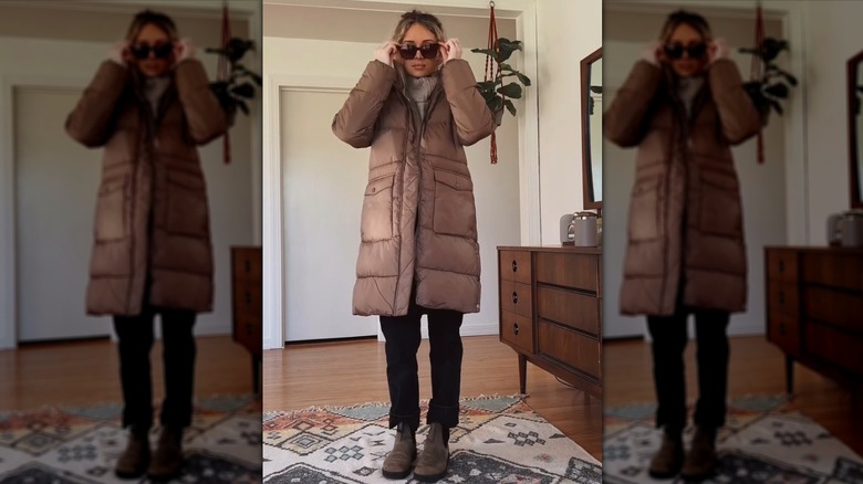 Une femme dans une doudoune marron