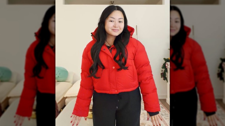 Une femme dans une doudoune rouge