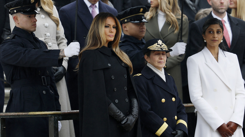 Melania Trump et Usha Vance lors d'une cérémonie de dépôt de couronne au cimetière national d'Arlington le 19 janvier 2025