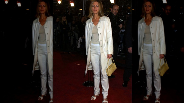 Jennifer Aniston dans une tenue entièrement blanche