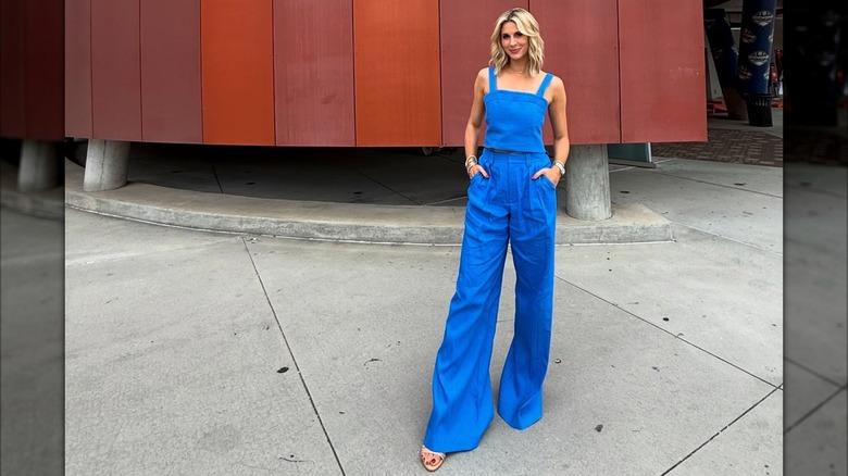 Laura Rutledge dans une tenue entièrement bleue avec un pantalon froissé