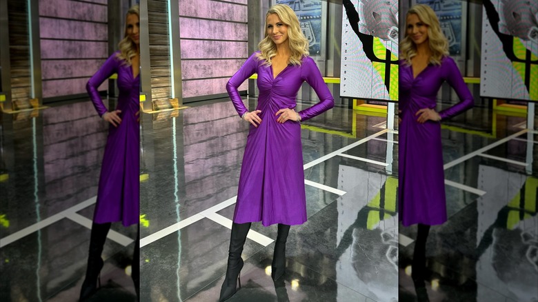 Laura Rutledge dans une robe violette