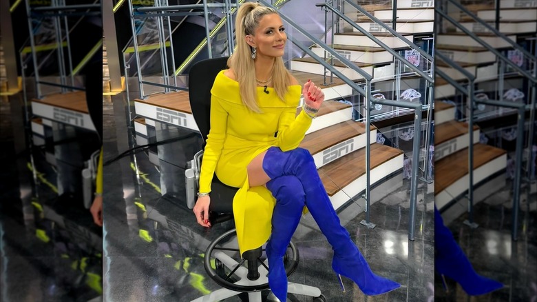 Laura Rutledge dans une robe jaune avec des bottes bleues