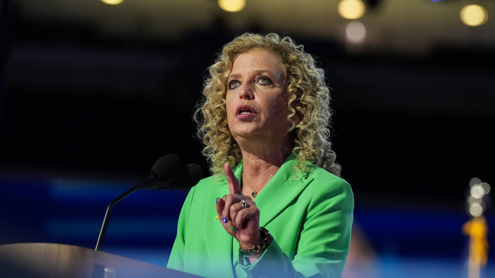 La représentante Debbie Wasserman Schultz a dénoncé le compliment détourné que chaque fille bouclée a entendu