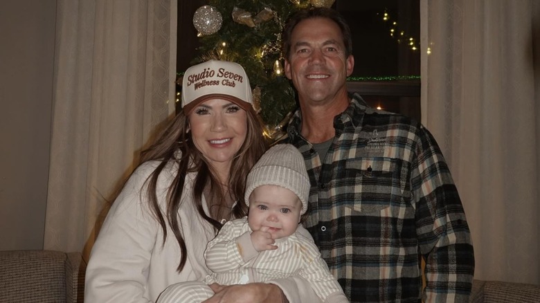 Kristi Noem et Bryon Noem à côté d'un sapin de Noël