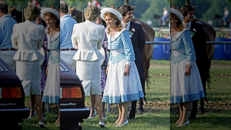 Sarah Ferguson dans une robe bleue et blanche lors d'un match de polo