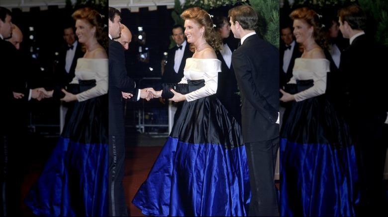 Sarah Ferguson dans une robe bleue, noire et blanche à Covent Garden