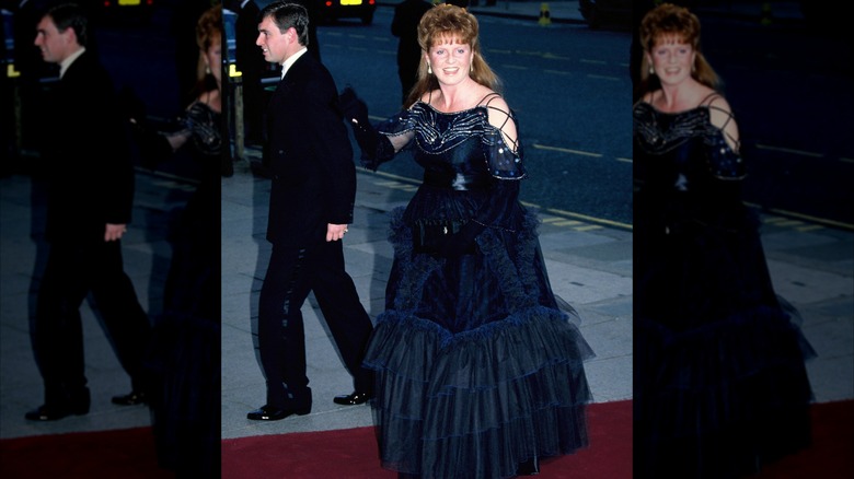 Sarah Ferguson dans une robe bleu marine sur le tapis rouge en 1988