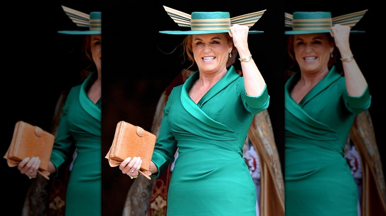 Sarah Ferguson dans une robe bleu sarcelle avec un chapeau bleu sarcelle