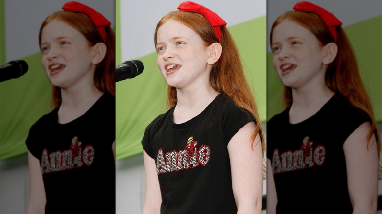 La jeune Sadie Sink se produit en portant un 