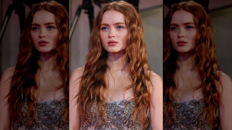 Sadie Sink posant avec ses cheveux ondulés au Festival international du film de Venise