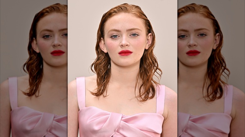 Gros plan de Sadie Sink portant une coiffure lisse et faussement mouillée lors de la Fashion Week de Paris
