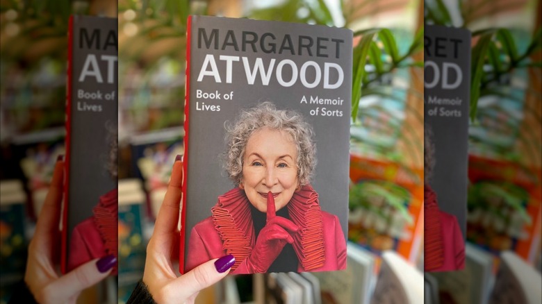 Une main tenant une copie de 