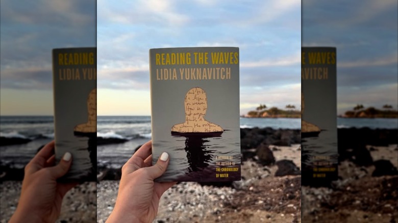 Une main tenant une copie de 